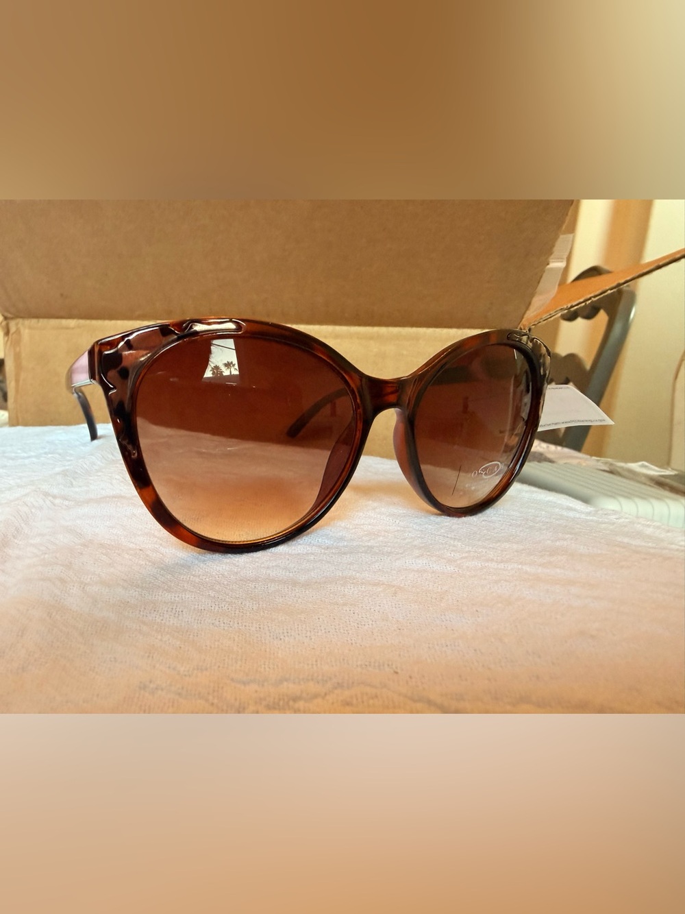 Oscar de la Renta Tortoiseshell Brown Round Women's Sunglasses